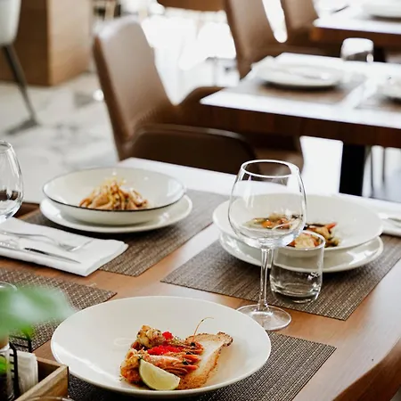 Adamas & Отель Лежа